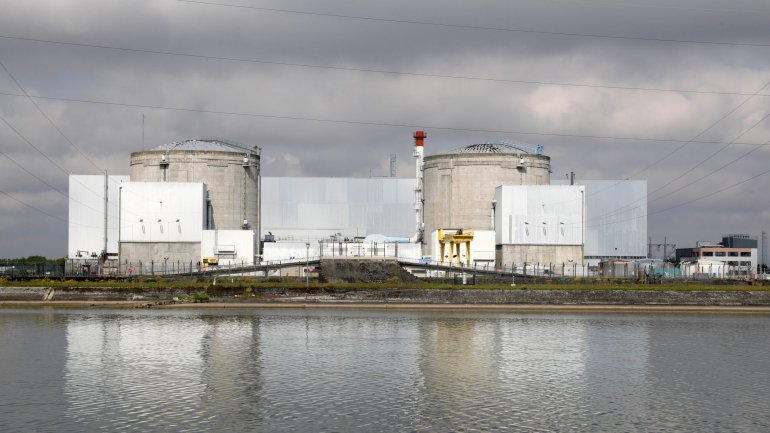 França inicia operação de encerramento de central nuclear no leste do país