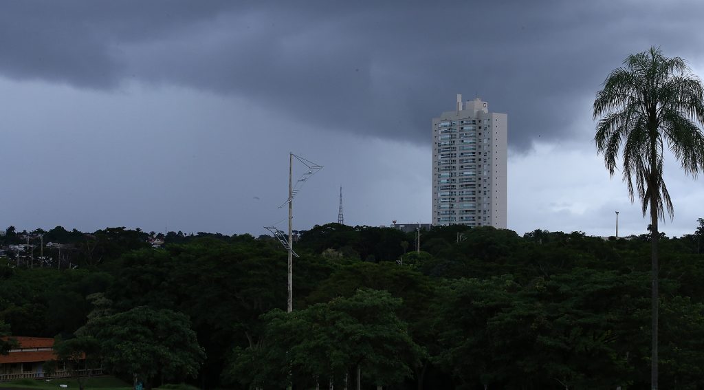 Defesa Civil emite alerta de chuvas intensas com ventos de até 100 km/h