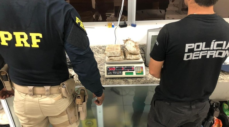 PRF e DEFRON apreendem 4,22 kg de cocaína em Eldorado