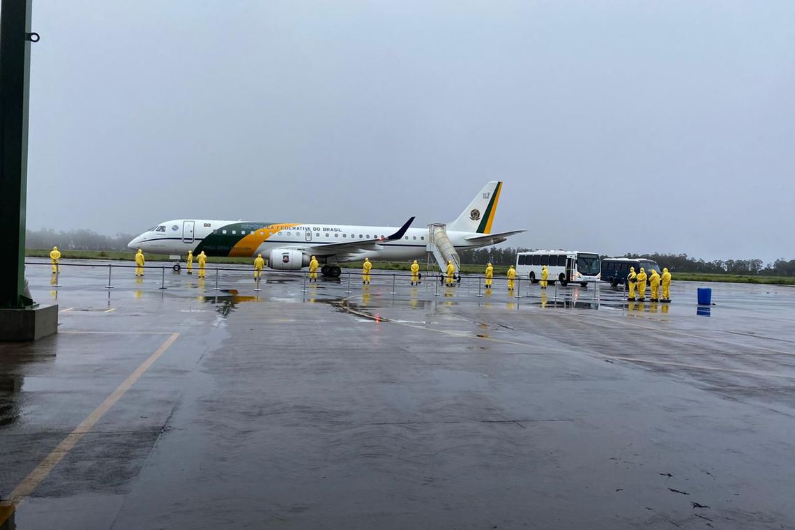 Brasileiros resgatados na China chegam à Base Aérea de Anápolis (GO)