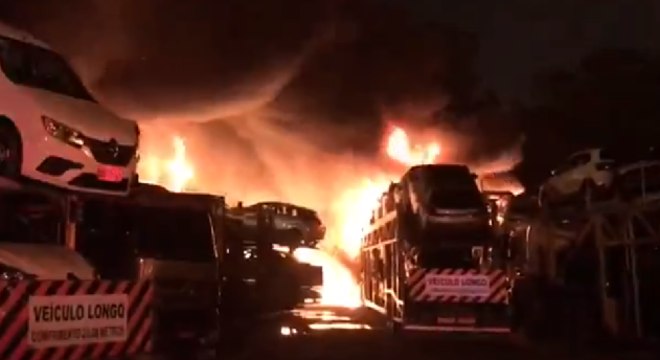 Incêndio em caminhões-cegonhas queima 80 carros na Grande SP