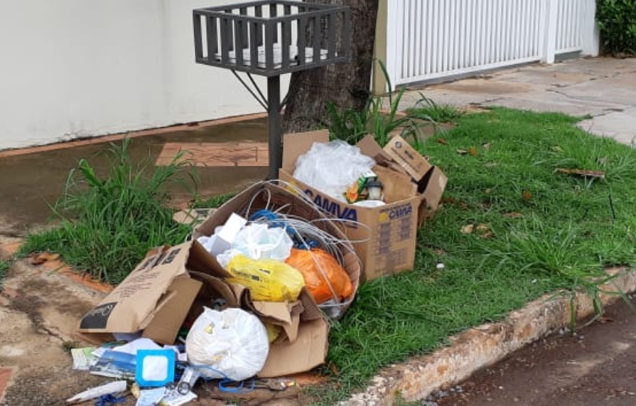 Caminhão da Solurb não recolhe lixo e revolta morador no Jardim São Lourenço