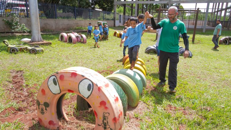 Prefeitura inaugura primeiro parquinho de pneus de escola do campo