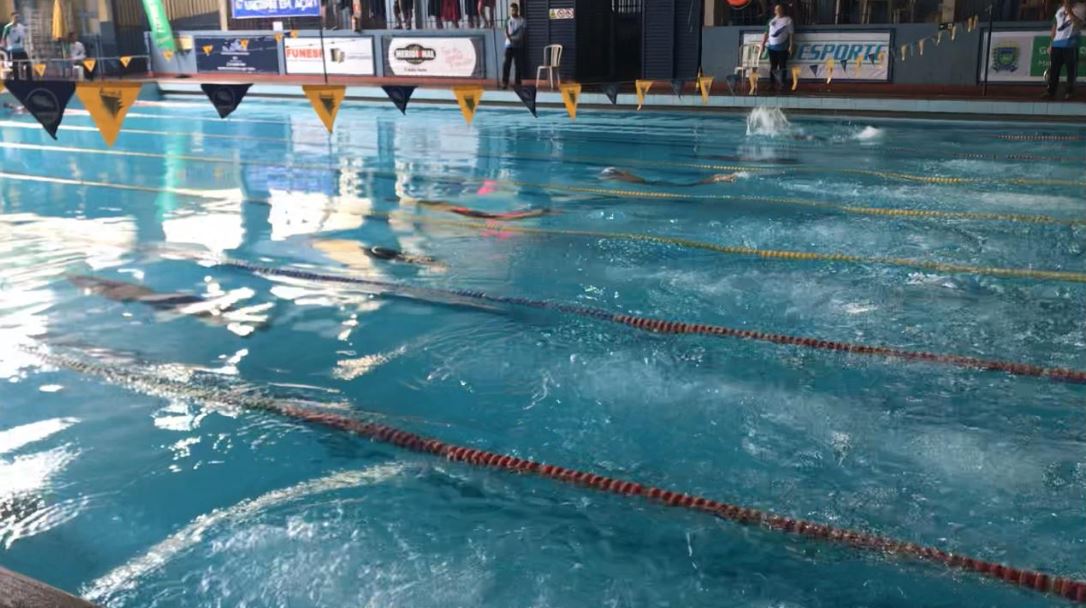 Ex-técnico da seleção brasileira, Alex Pussieldi ministra clínica de natação na Capital