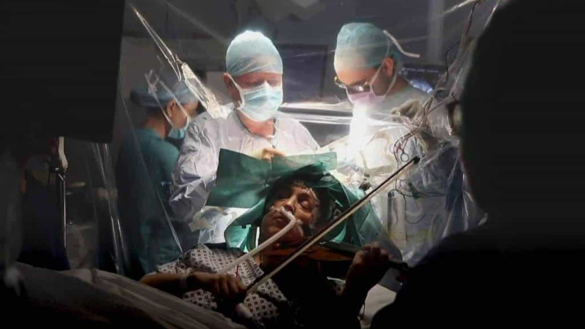 Violinista toca durante a própria cirurgia no cérebro
