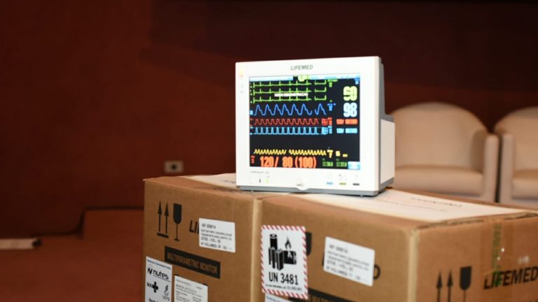 Campo Grande recebe monitores de sinais vitais e desfibriladores para equipar UPAs e CRSs