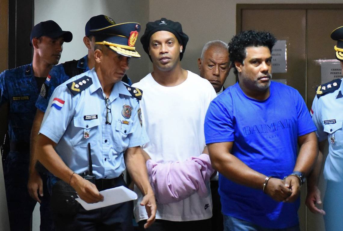 Ronaldinho e irmão seguem presos na máxima no Paraguai, jogador ofereceu 800 mil dólares como fiança