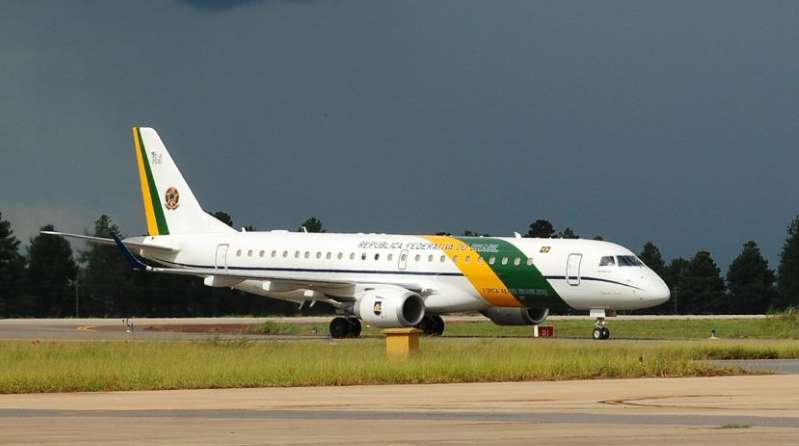 Bolsonaro tenta acabar com a farra das viagens em aviões da FAB
