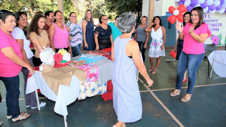 Prefeitura entrega certificados de corte de costura no CRAS da Vila Popular
