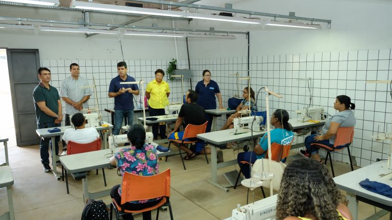 Para incentivar a geração de renda, prefeitura oferece curso de costura e reforma geral para pais de alunos da Cidade dos Meninos