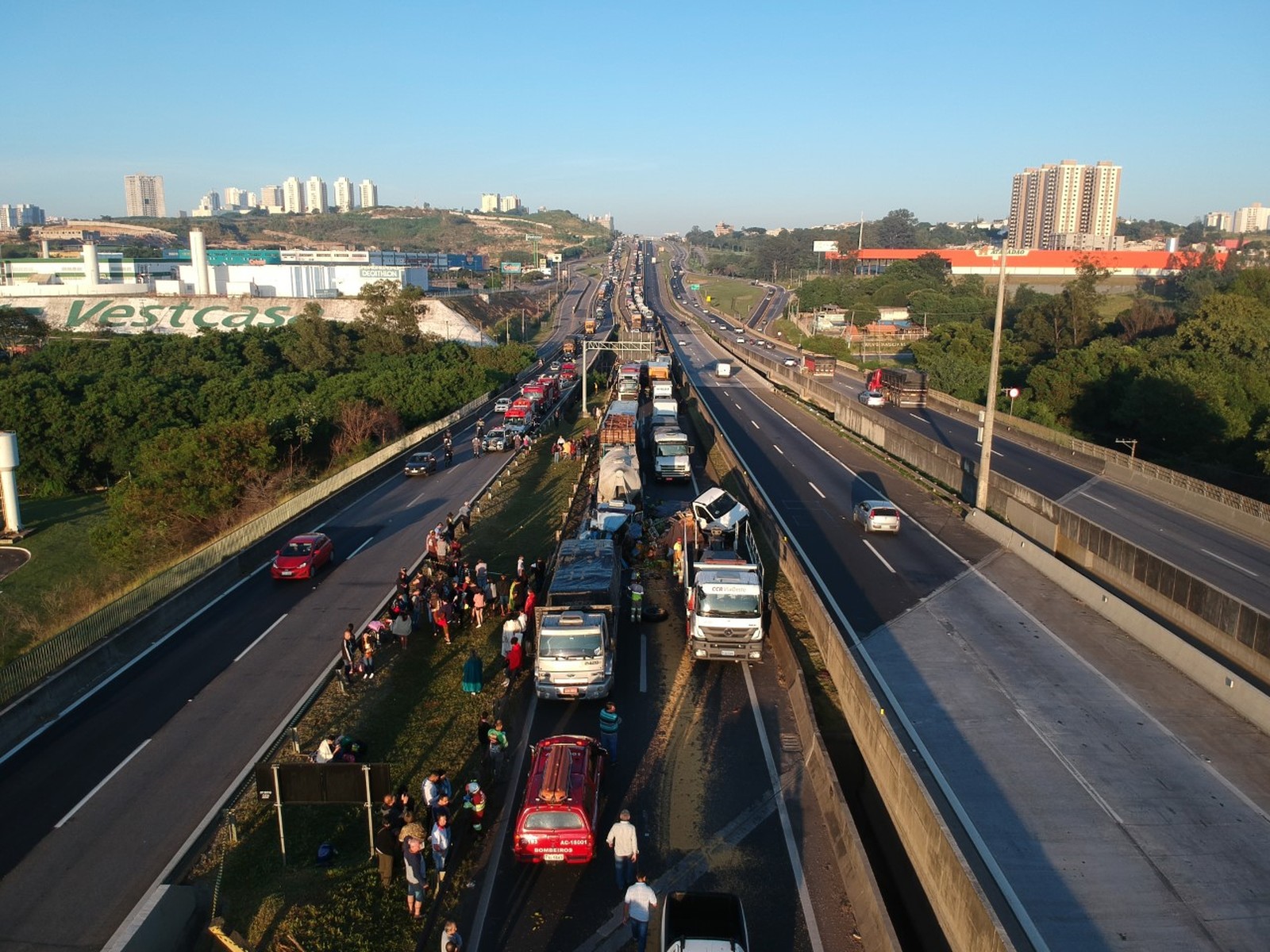 16 veículos são engavetados e deixa van prensada na Rodovia Raposo Tavares