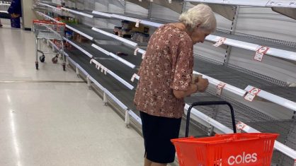 Idosa chora ao ver prateleiras vazias em supermercado na Austrália