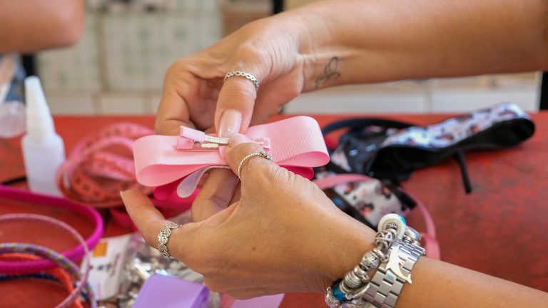 Curso de laços em tiara e bico de pato é possibilidade de renda extra para mulheres do Rancho Alegre