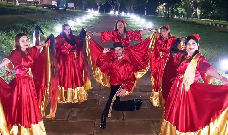 Noite Cigana promove cultura milenar com gastronomia, dança e música ao vivo