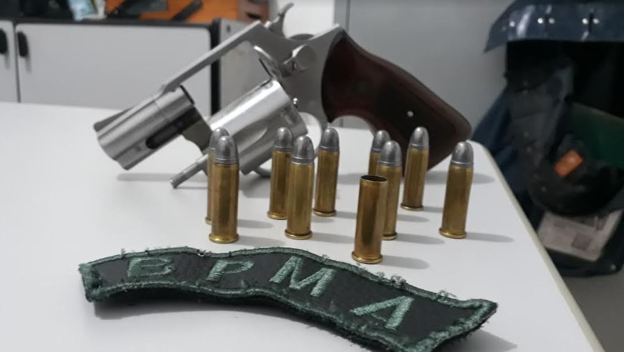 PMA prende empresária com revólver e munições ilegais