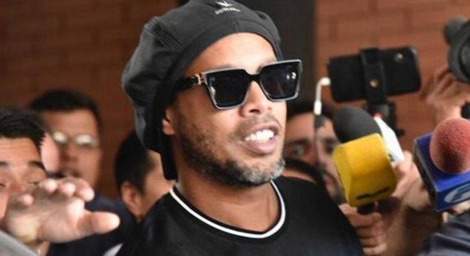 Na prisão, Ronaldinho encarou cela sem banheiro e pagou fiança milionária