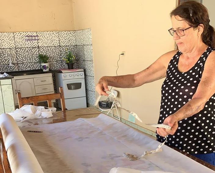 Três Lagoas: Prefeitura fornece tecido e 48 voluntários costuram máscaras para saúde