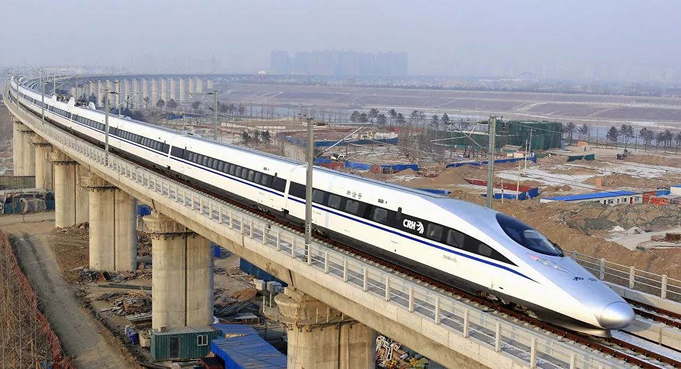 Trem com 691 passageiros descarrila na China