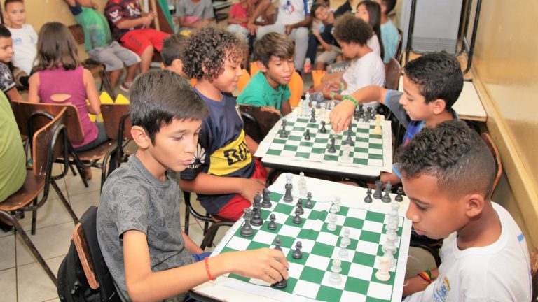 Prefeitura oferece aulas de xadrez aos alunos do CRAS da Vila Popular