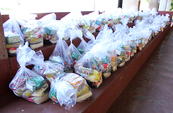 Ladário: Prefeitura distribui kits de Alimentação Escolar para famílias de estudantes