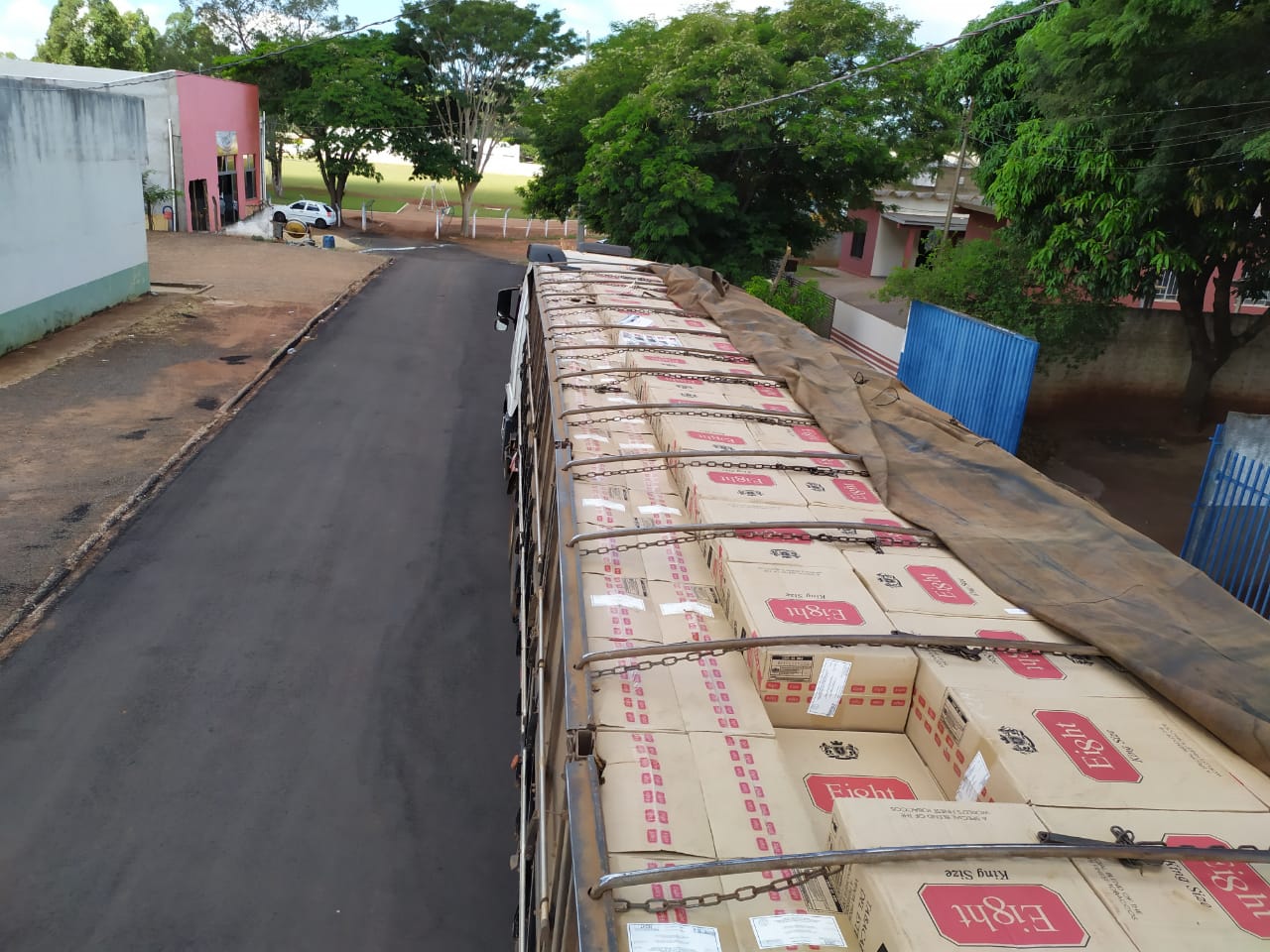 DOF e Força Tática recuperam carreta furtada carregada com 45 mil pacotes de cigarros contrabandeados do Paraguai