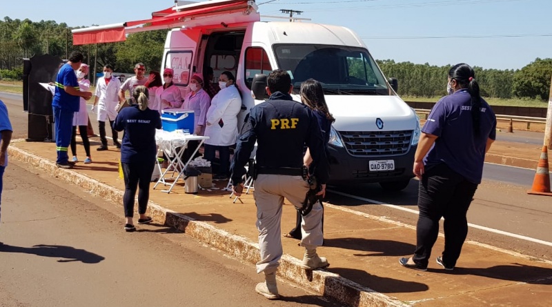 Caminhoneiros são imunizados contra gripe em postos da PRF no Mato Grosso do Sul