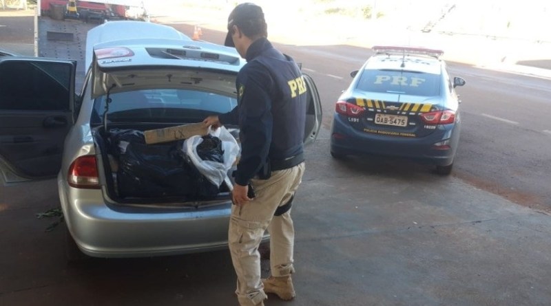 PRF encontra, em meio a matagal, carro roubado carregado com drogas