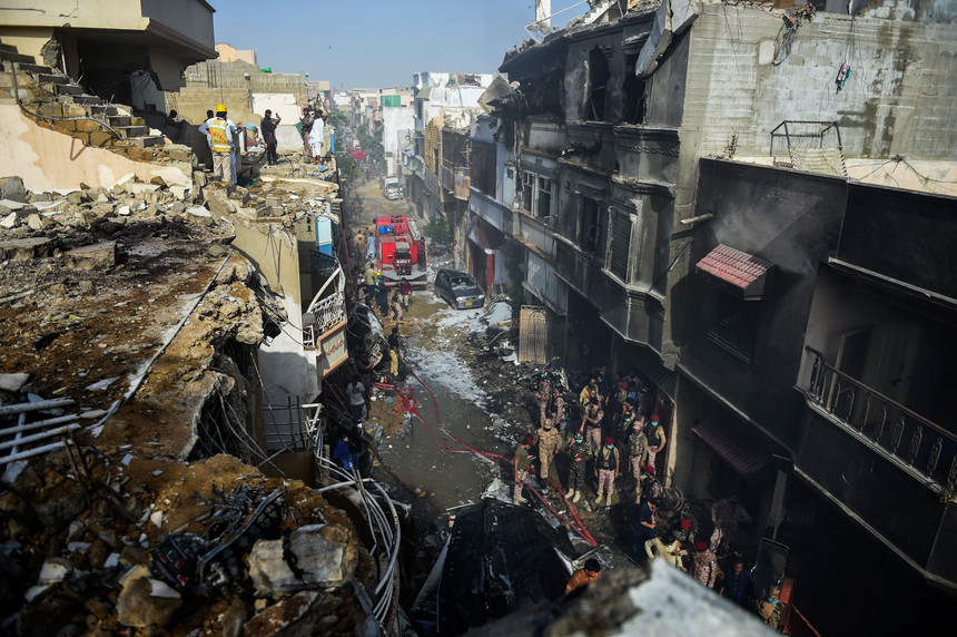 Queda de avião paquistanês: há pelo menos dois sobreviventes
