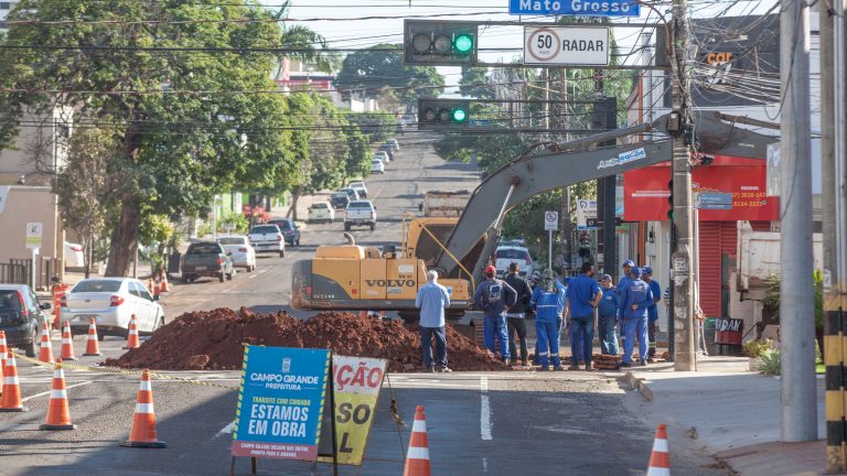 Começa implantação de drenagem na Rua Bahia para eliminar ponto de alagamento