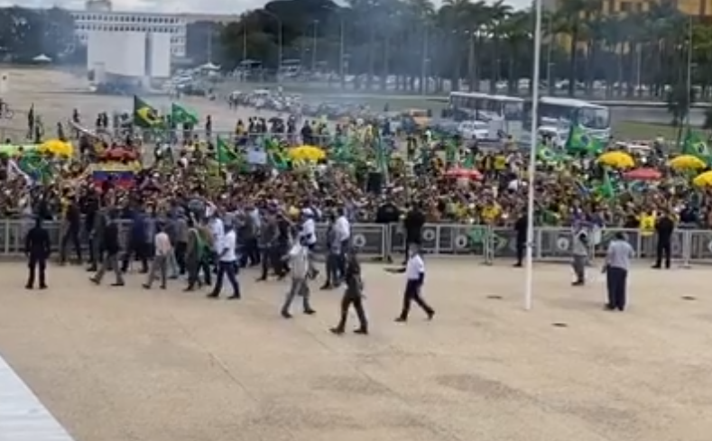 Multidão sai em apoio a Bolsonaro na rampa do Planalto em Brasília – vídeo
