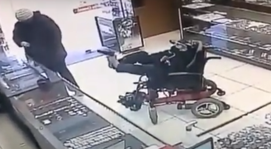 Inacreditável: Cadeirante mudo é preso ao tentar assaltar relojoaria com pistola no pé – vídeo