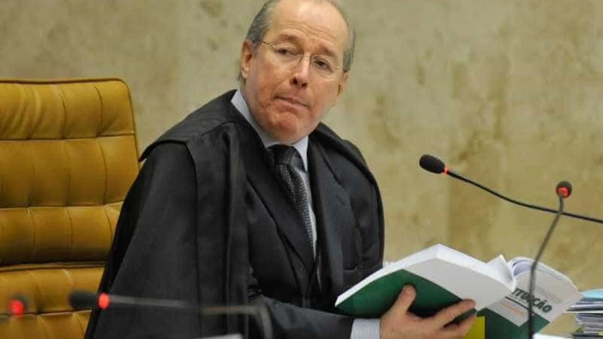 Celso de Mello arquiva pedido contra Bolsonaro por falsidade ideológica