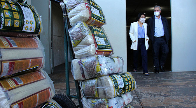 Em nova entrega de cestas básicas, Reinaldo Azambuja destaca atendimento de 1,6 mil idosos