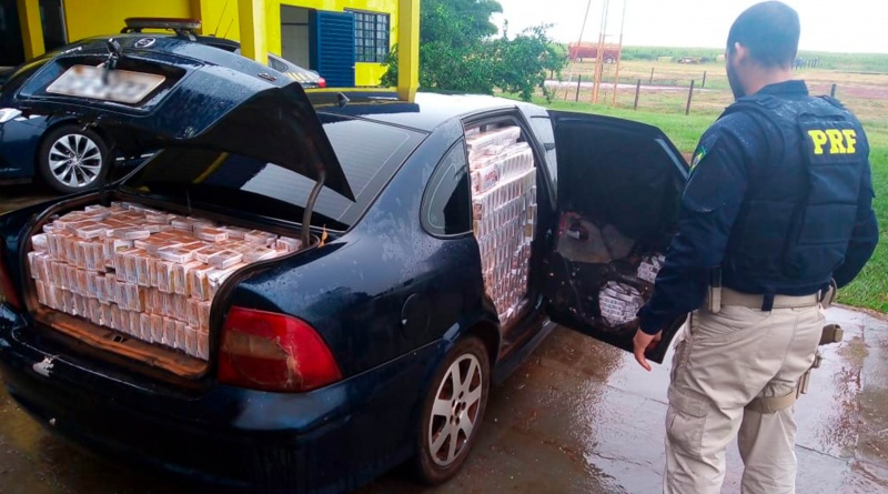 PRF apreende em Camapuã carro lotado com cigarro contrabandeado