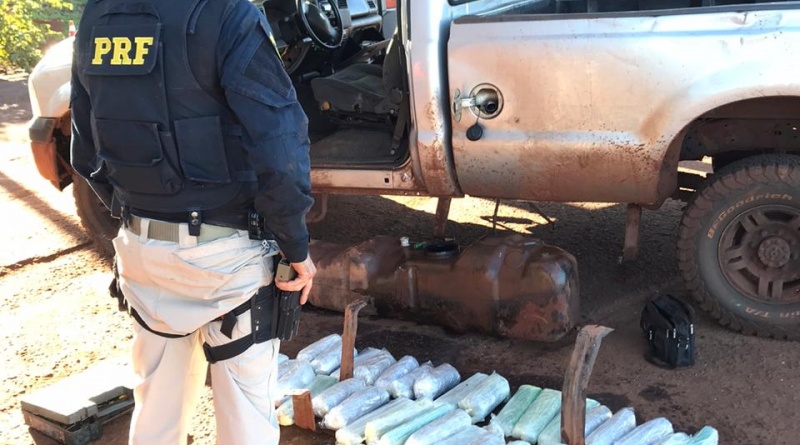PRF apreende 17 kg de maconha e 15 kg de skunk escondidos em tanque de combustível de veículo em Rio Brilhante