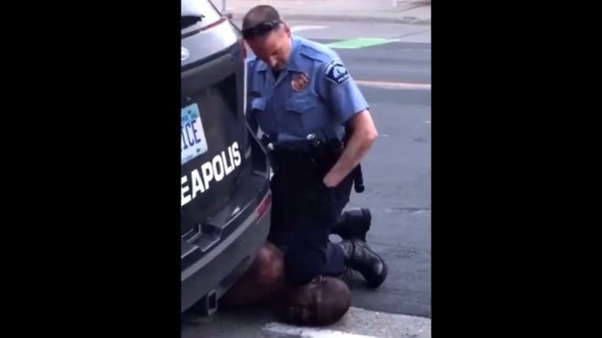 Caso George Floyd: morte de homem negro filmado com policial branco com joelhos em seu pescoço causa indignação nos EUA