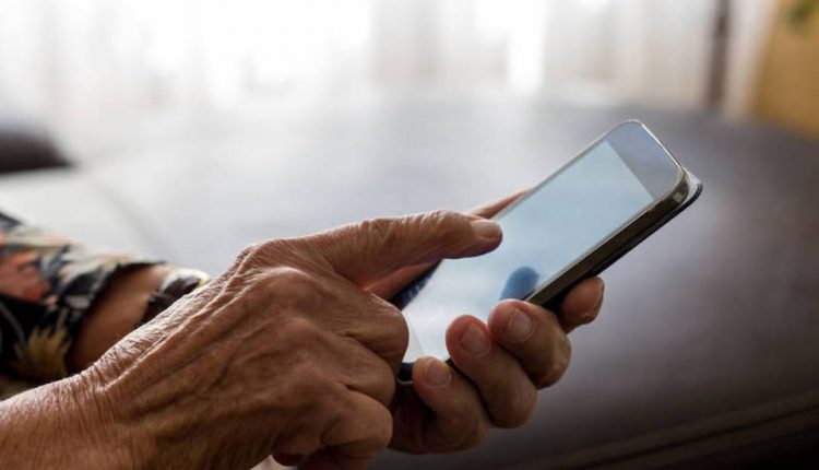 Pesquisa mostra exclusão de idosos do mundo digital e da escrita