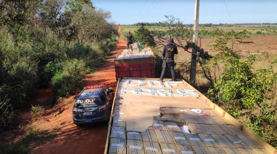 Operação Hórus: Caminhões que seguiam para Naviraí com 50 mil pacotes de cigarros contrabandeados foram apreendidos pelo DOF