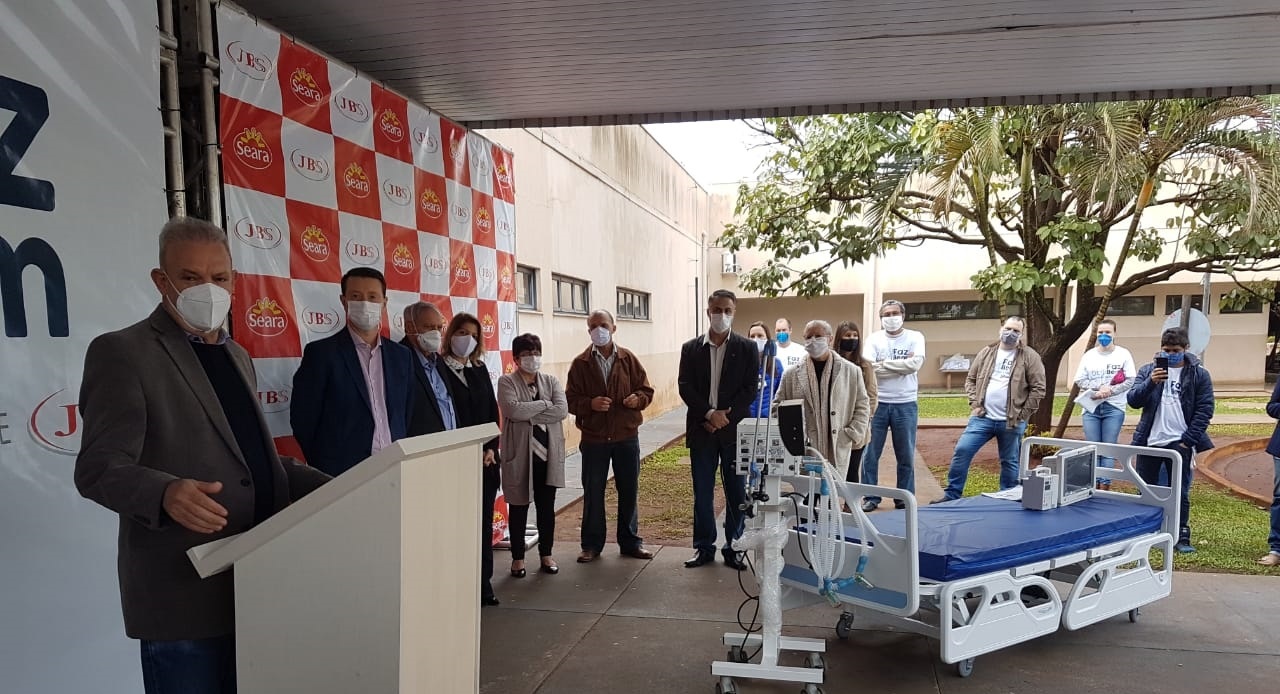 Saúde entrega doação de leitos de UTI do JBS no Hospital Universitário de Dourados