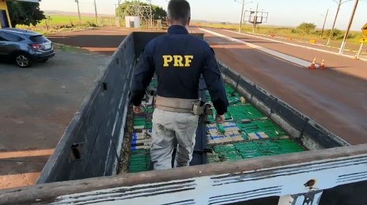 PRF apreende 773,5 Kg de maconha embaixo de carga de aveia em Ponta Porã