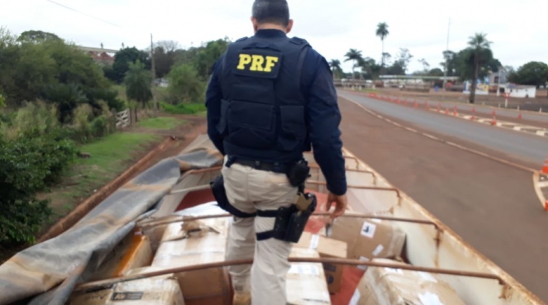 PRF apreende pneus e eletrônicos contrabandeados em Rio Brilhante