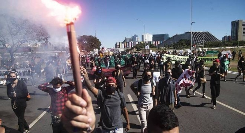 Grupos pró e contra o governo fazem atos em Brasília