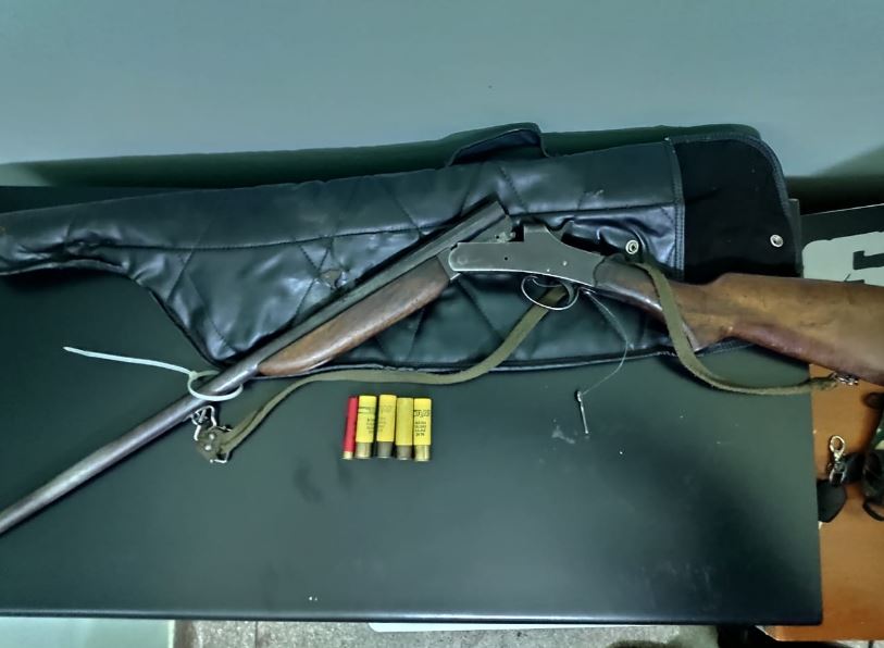 PMA prende infrator com arma e munições que utilizava em ceva de caça ilegal