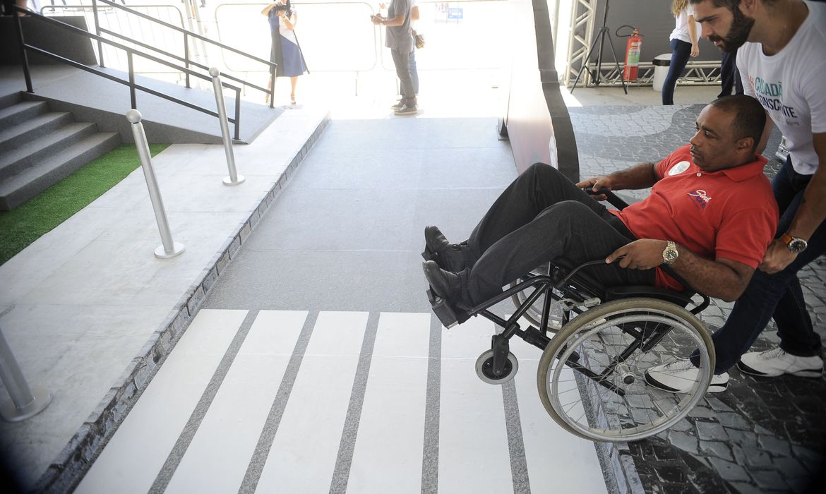 Governo assina plano para pessoas com deficiência