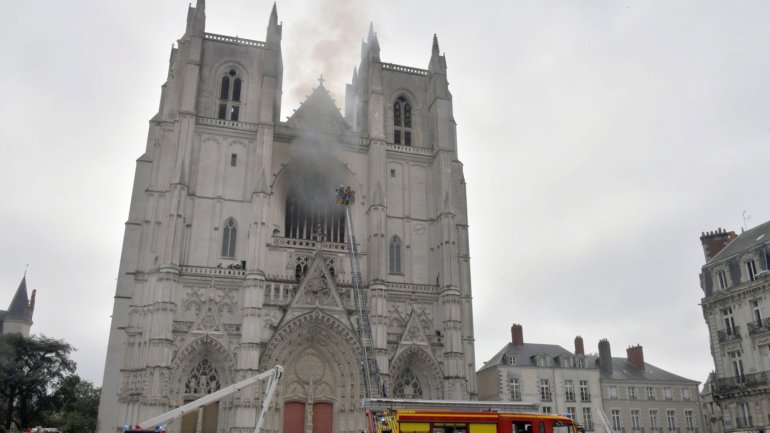 Voluntário da diocesse de Nantes confessa autoria do incêndio da catedral de Nantes