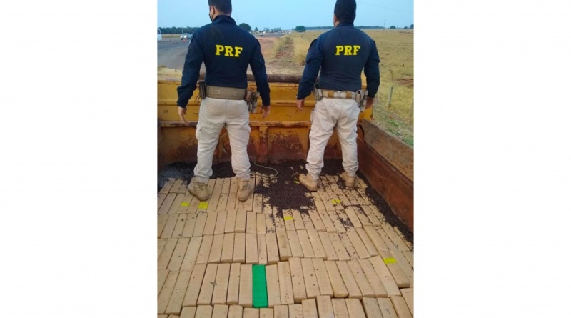 PRF apreende 1,9 tonelada de maconha em caminhão caçamba em Jaraguari