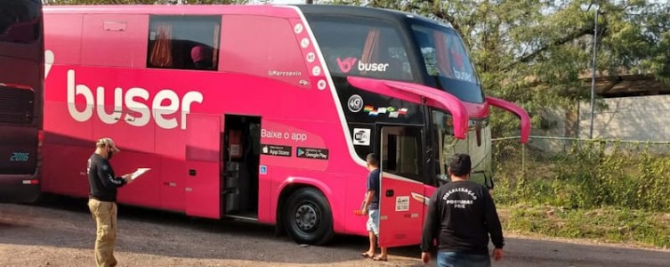 Ônibus a serviço da Buser é apreendido em barreira sanitária em Mato Grosso do Sul