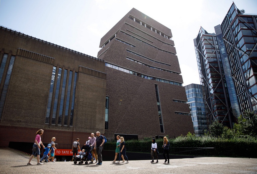 Menino francês atirado de uma varanda do Tate Modern teve “primeiras férias” em casa