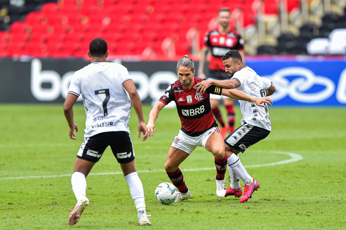 Brasileirão Assaí: com gols no fim, Flamengo e Botafogo empatam no Maracanã