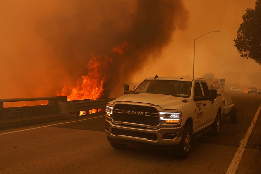 Milhares de pessoas estão a fugir dos incêndios na Califórnia